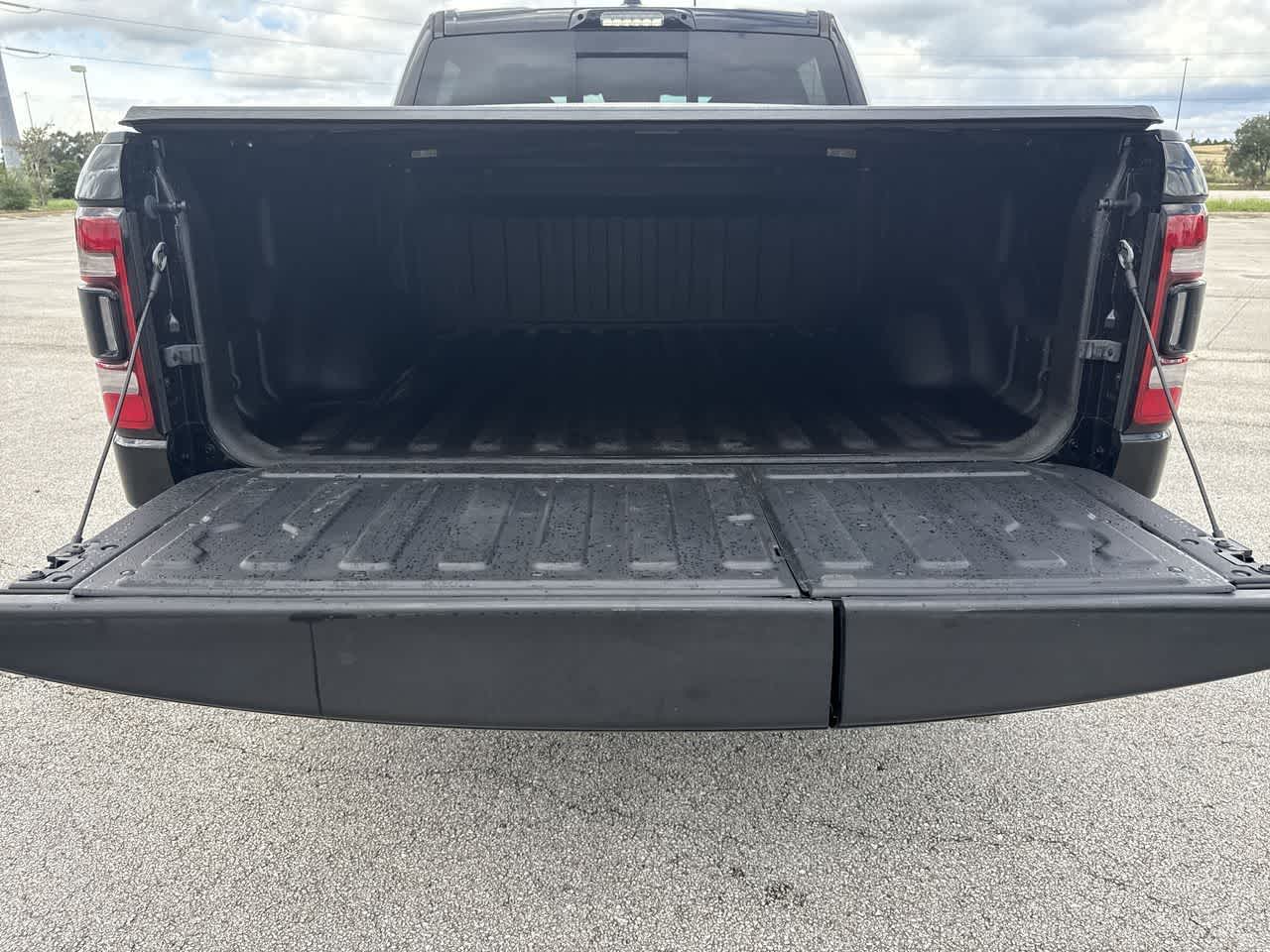 RAM 1500 Limited Crew Cab 4x4 de 2023 con caja de 5'7'