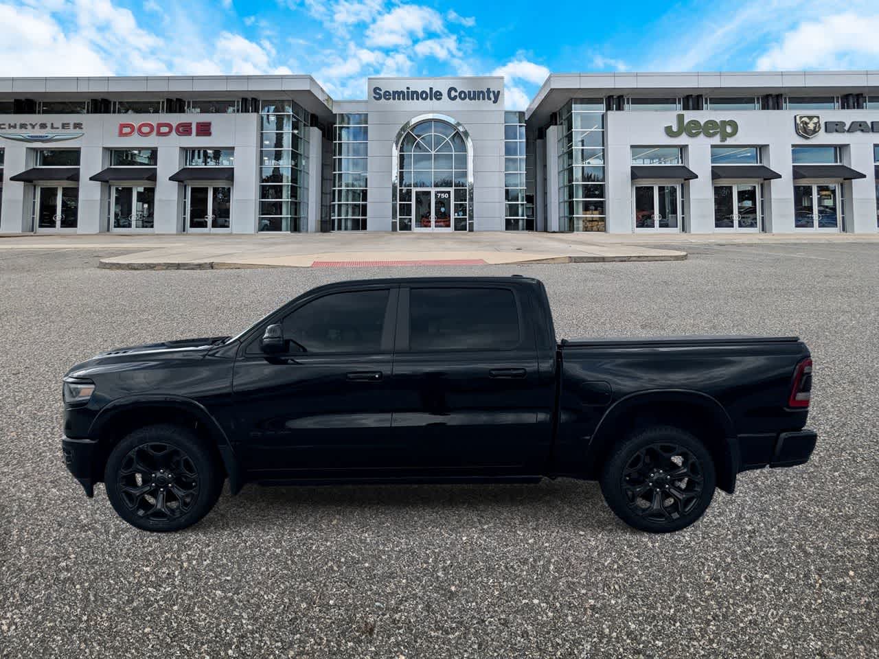 RAM 1500 Limited Crew Cab 4x4 de 2023 con caja de 5'7'