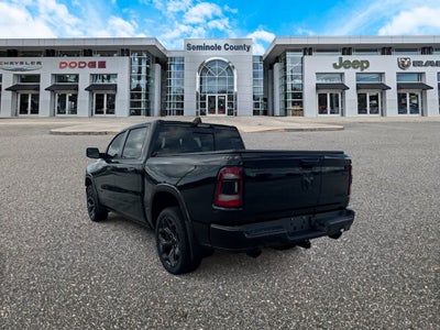 RAM 1500 Limited Crew Cab 4x4 de 2023 con caja de 5'7'