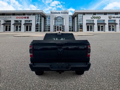 RAM 1500 Limited Crew Cab 4x4 de 2023 con caja de 5'7'