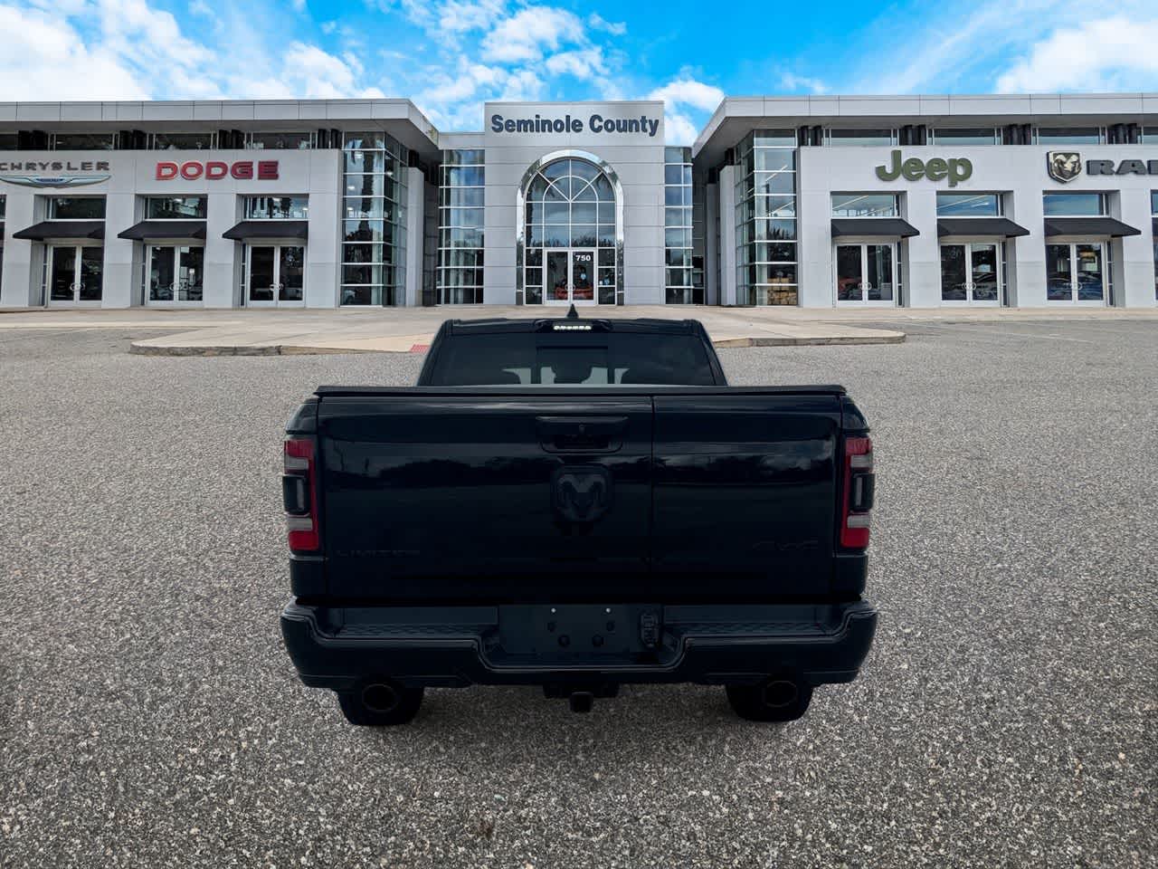 RAM 1500 Limited Crew Cab 4x4 de 2023 con caja de 5'7'
