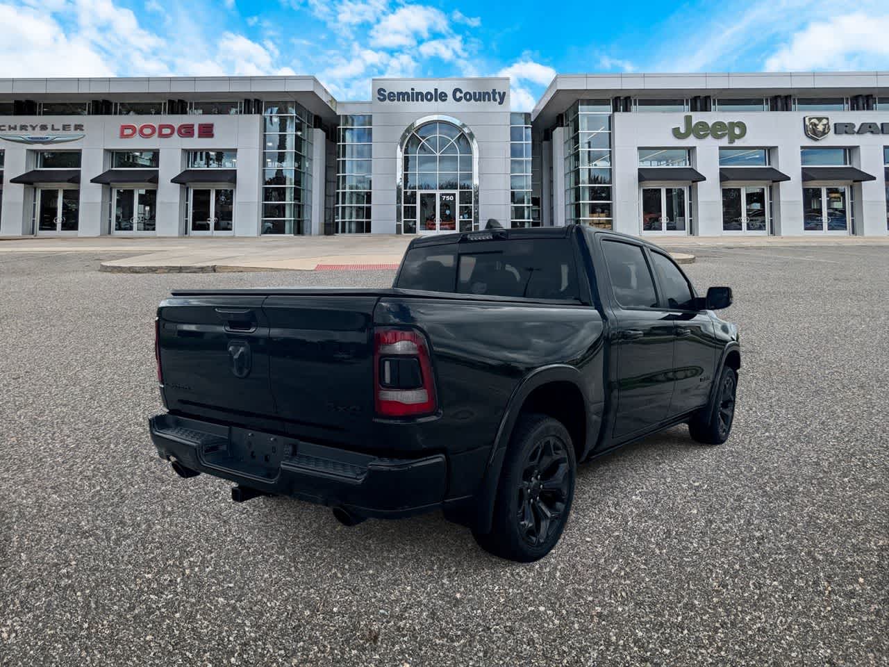 RAM 1500 Limited Crew Cab 4x4 de 2023 con caja de 5'7'