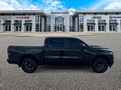 RAM 1500 Limited Crew Cab 4x4 de 2023 con caja de 5'7'