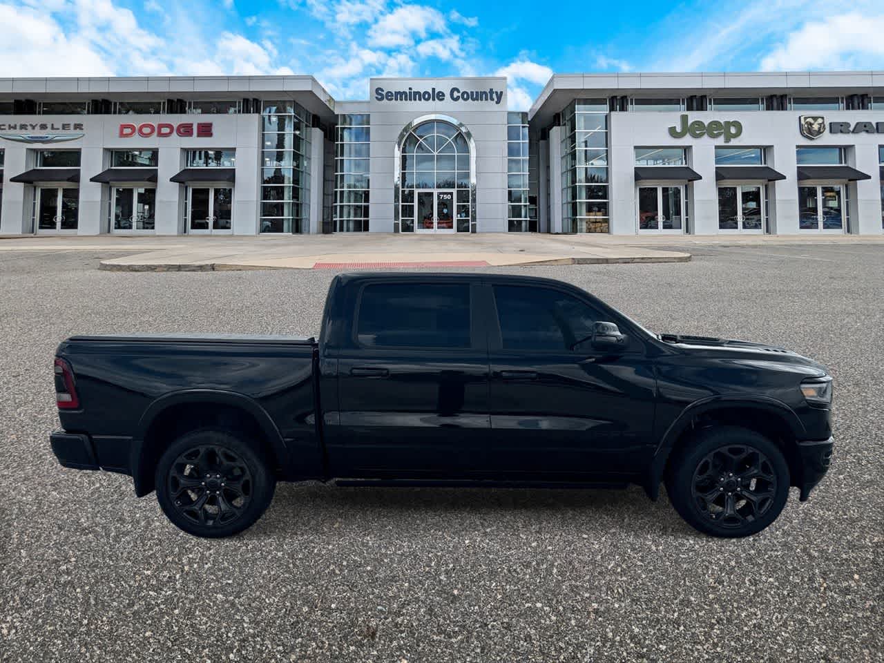 RAM 1500 Limited Crew Cab 4x4 de 2023 con caja de 5'7'