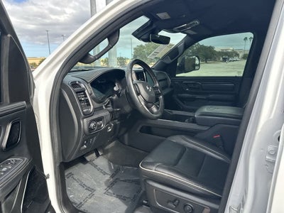 RAM 1500 Limited Crew Cab 4x4 de 2023 con caja de 5'7'