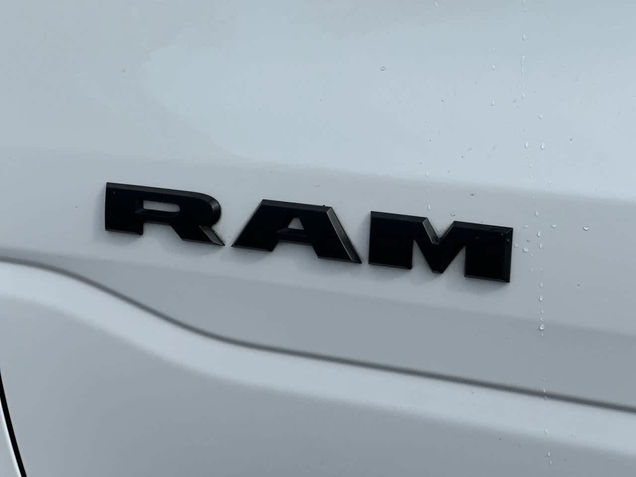 RAM 1500 Limited Crew Cab 4x4 de 2023 con caja de 5'7'