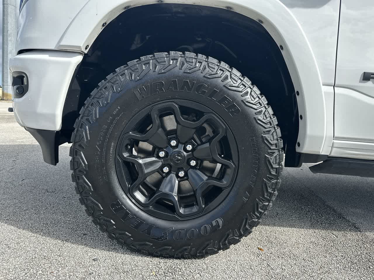 RAM 1500 Limited Crew Cab 4x4 de 2023 con caja de 5'7'