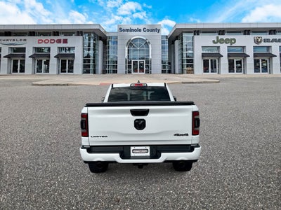 RAM 1500 Limited Crew Cab 4x4 de 2023 con caja de 5'7'
