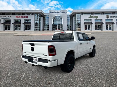 RAM 1500 Limited Crew Cab 4x4 de 2023 con caja de 5'7'