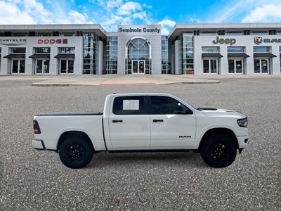 RAM 1500 Limited Crew Cab 4x4 de 2023 con caja de 5'7'