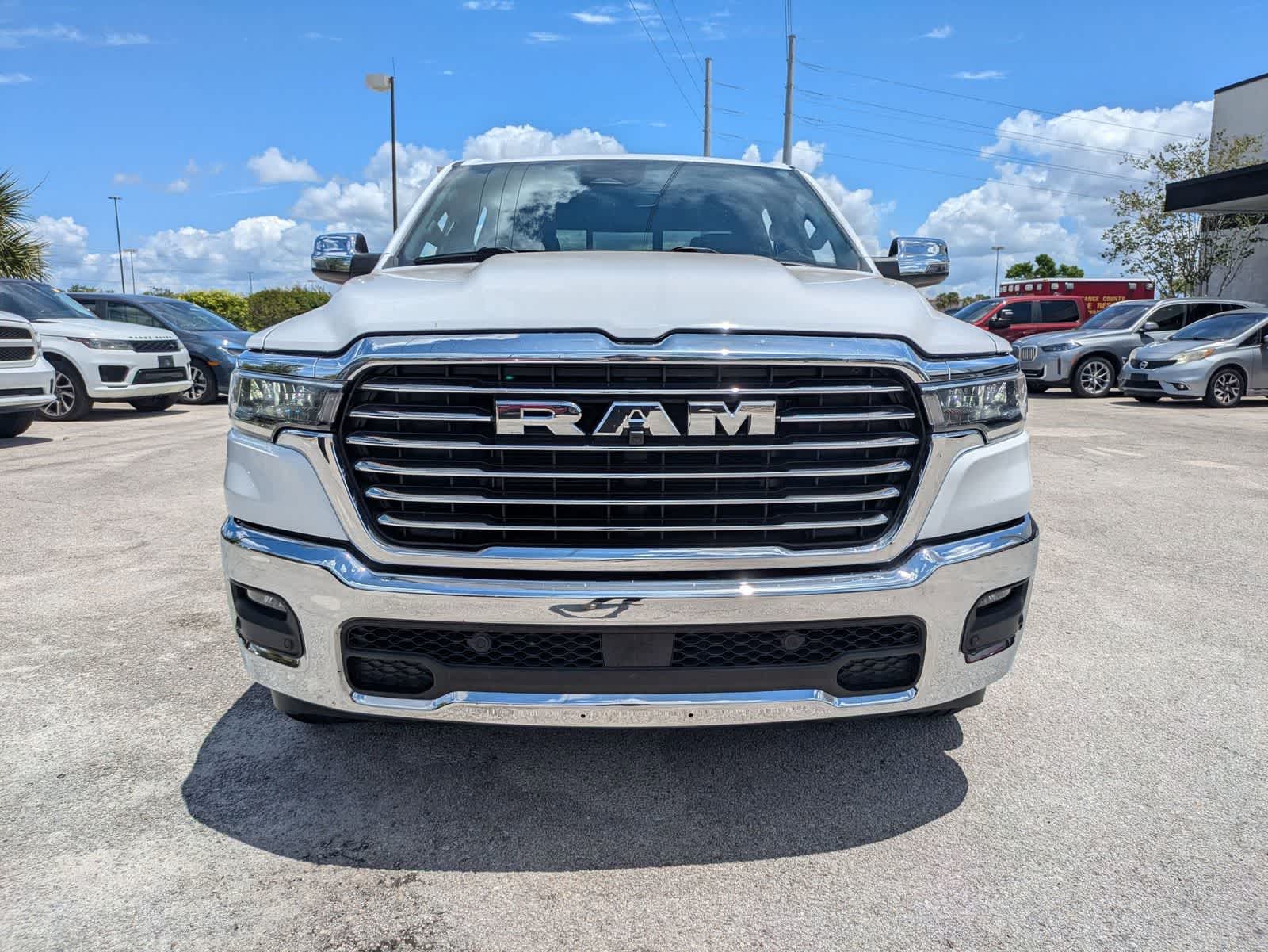 2025 RAM 1500 Laramie Cabina Doble 4x4 Caja de 5'7''