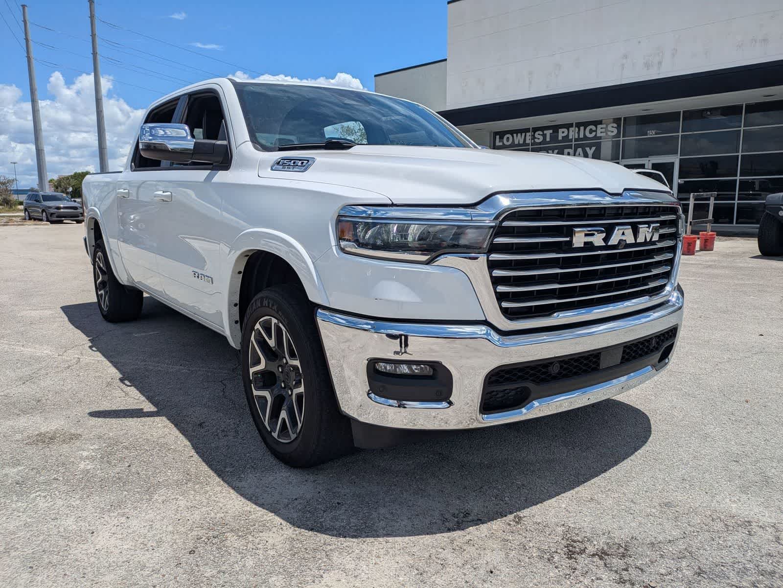 2025 RAM 1500 Laramie Cabina Doble 4x4 Caja de 5'7''