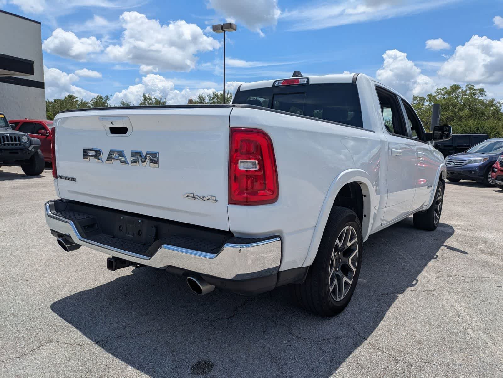 2025 RAM 1500 Laramie Cabina Doble 4x4 Caja de 5'7''