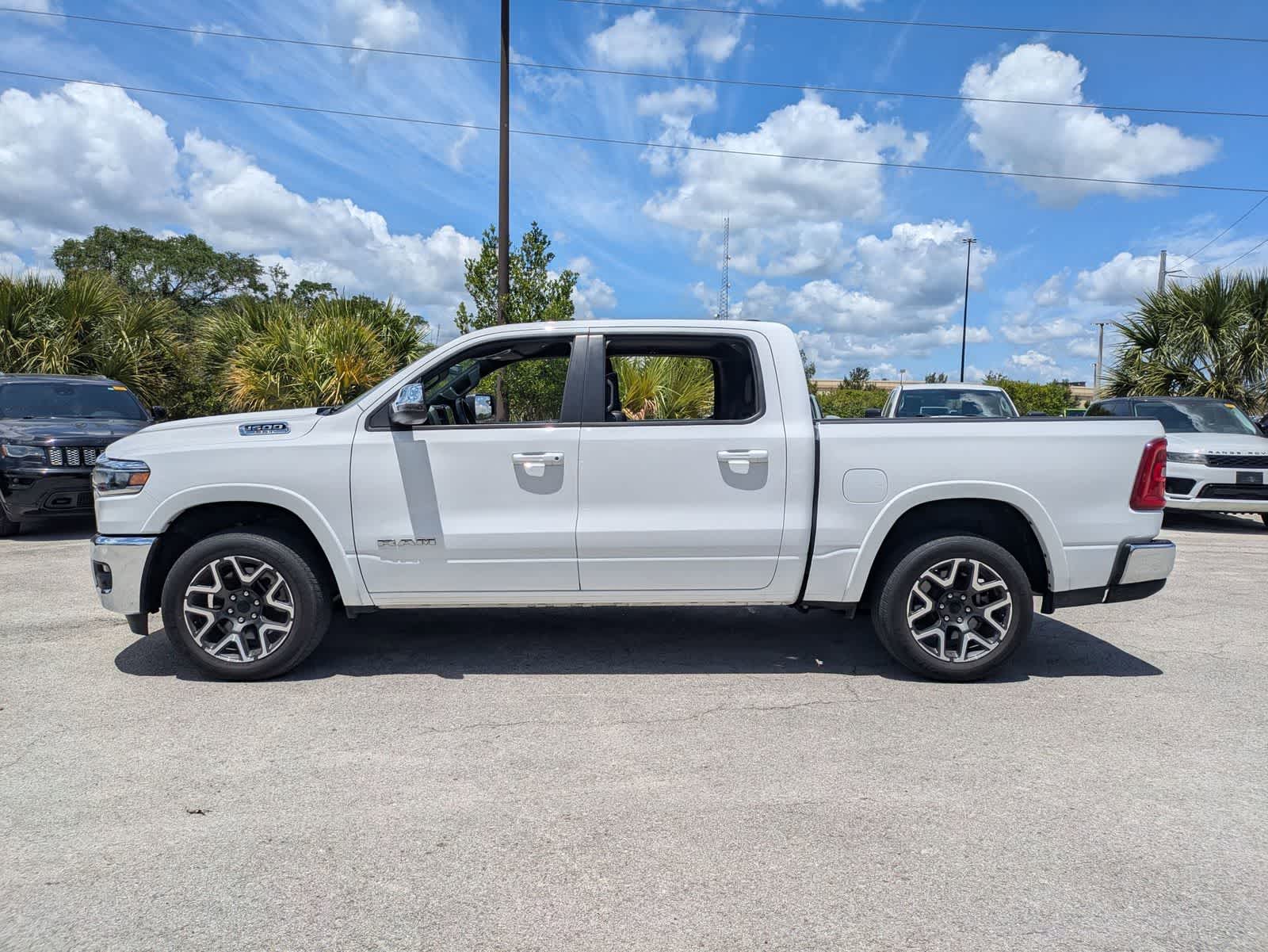2025 RAM 1500 Laramie Cabina Doble 4x4 Caja de 5'7''