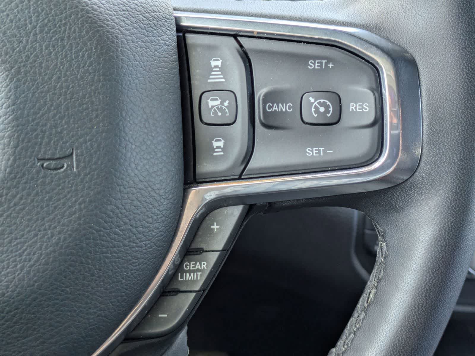 2025 RAM 1500 Laramie Cabina Doble 4x4 Caja de 5'7''
