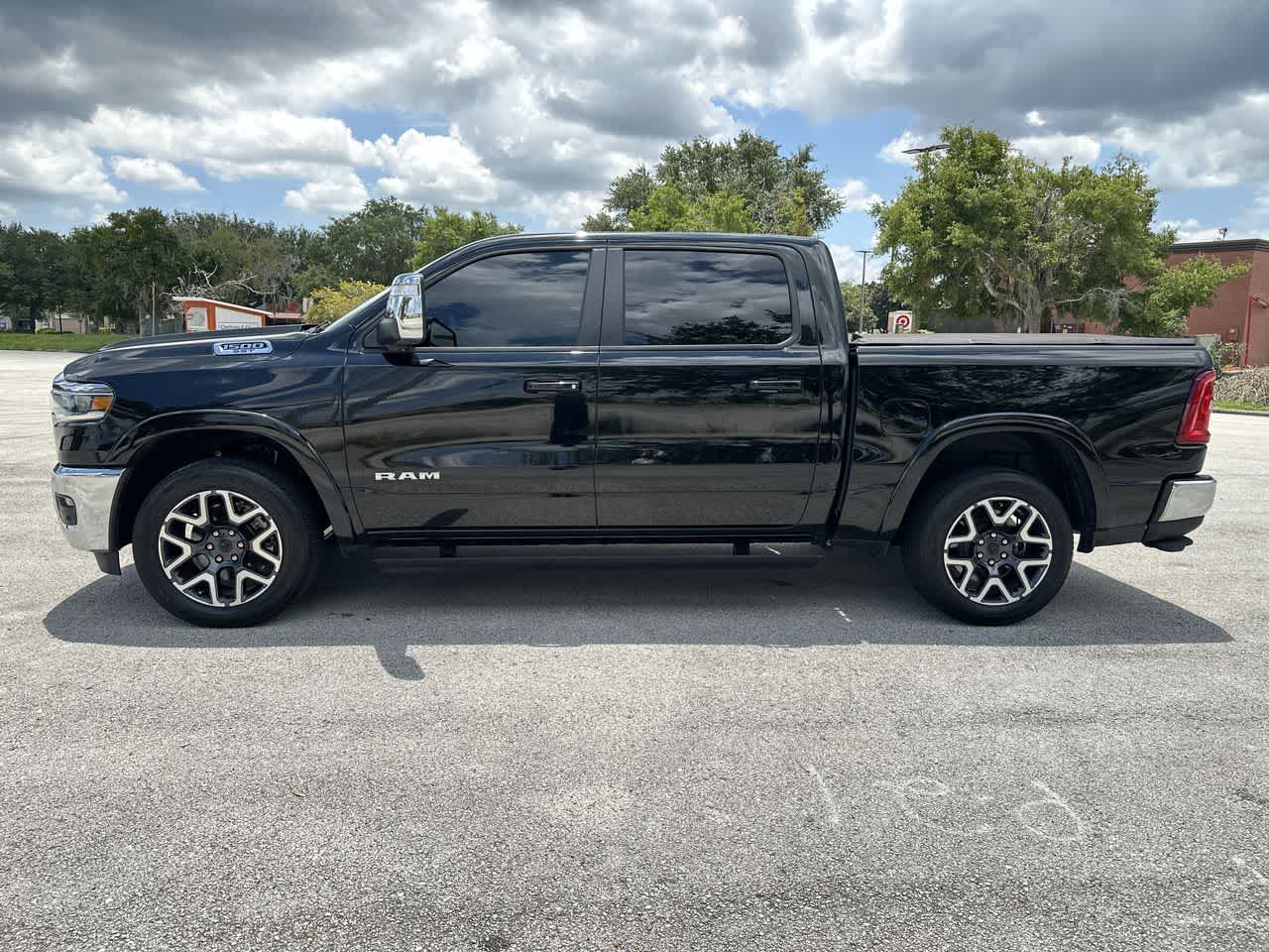 2025 RAM 1500 Laramie Cabina Doble 4x4 Caja de 5'7''