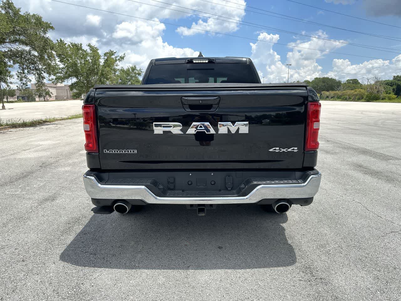 2025 RAM 1500 Laramie Cabina Doble 4x4 Caja de 5'7''