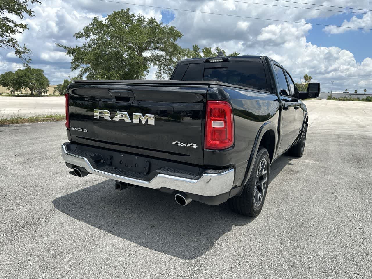 2025 RAM 1500 Laramie Cabina Doble 4x4 Caja de 5'7''