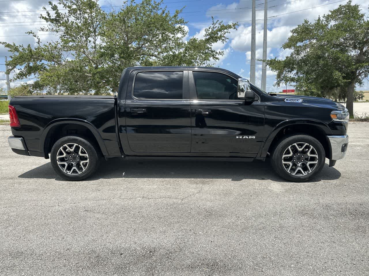 2025 RAM 1500 Laramie Cabina Doble 4x4 Caja de 5'7''