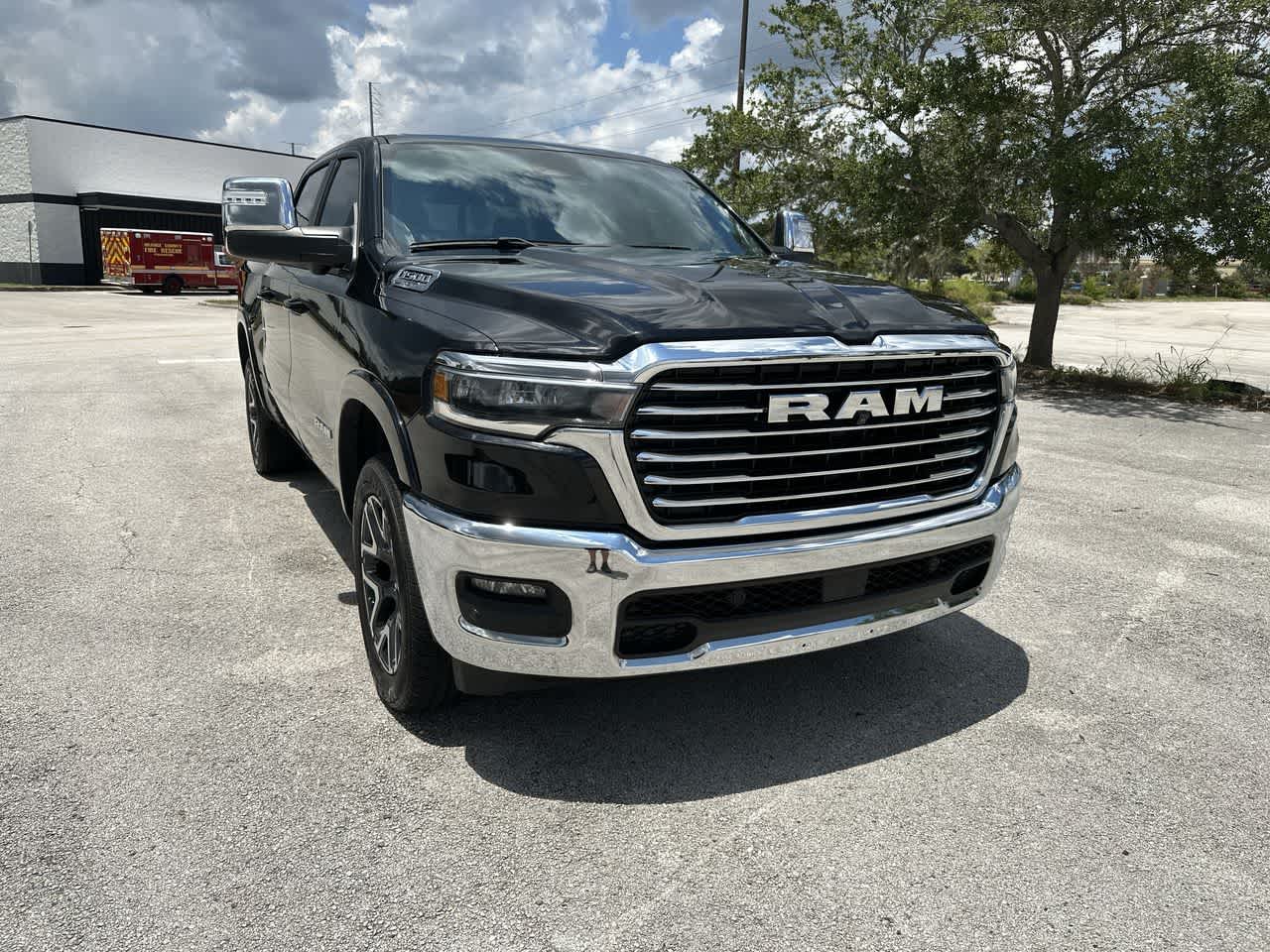 2025 RAM 1500 Laramie Cabina Doble 4x4 Caja de 5'7''