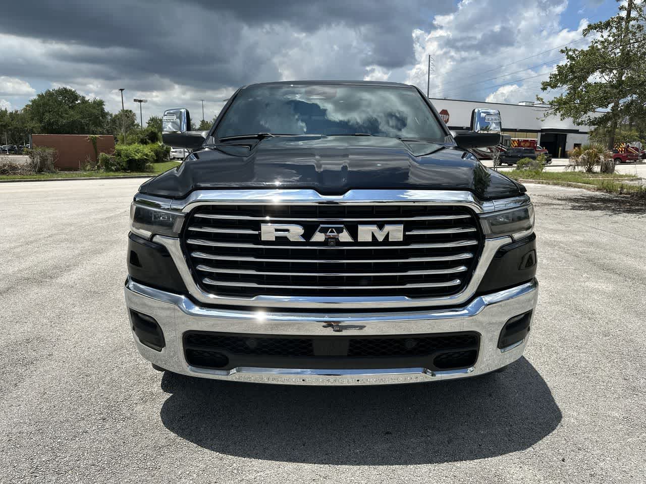 2025 RAM 1500 Laramie Cabina Doble 4x4 Caja de 5'7''