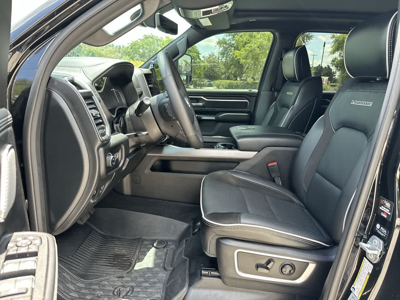 2025 RAM 1500 Laramie Cabina Doble 4x4 Caja de 5'7''