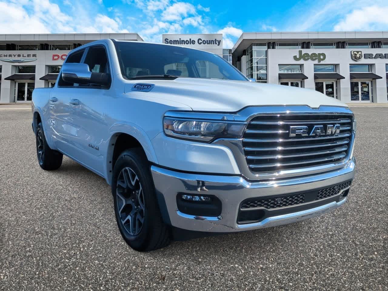 2025 RAM 1500 Laramie Cabina Doble 4x4 Caja de 5'7''