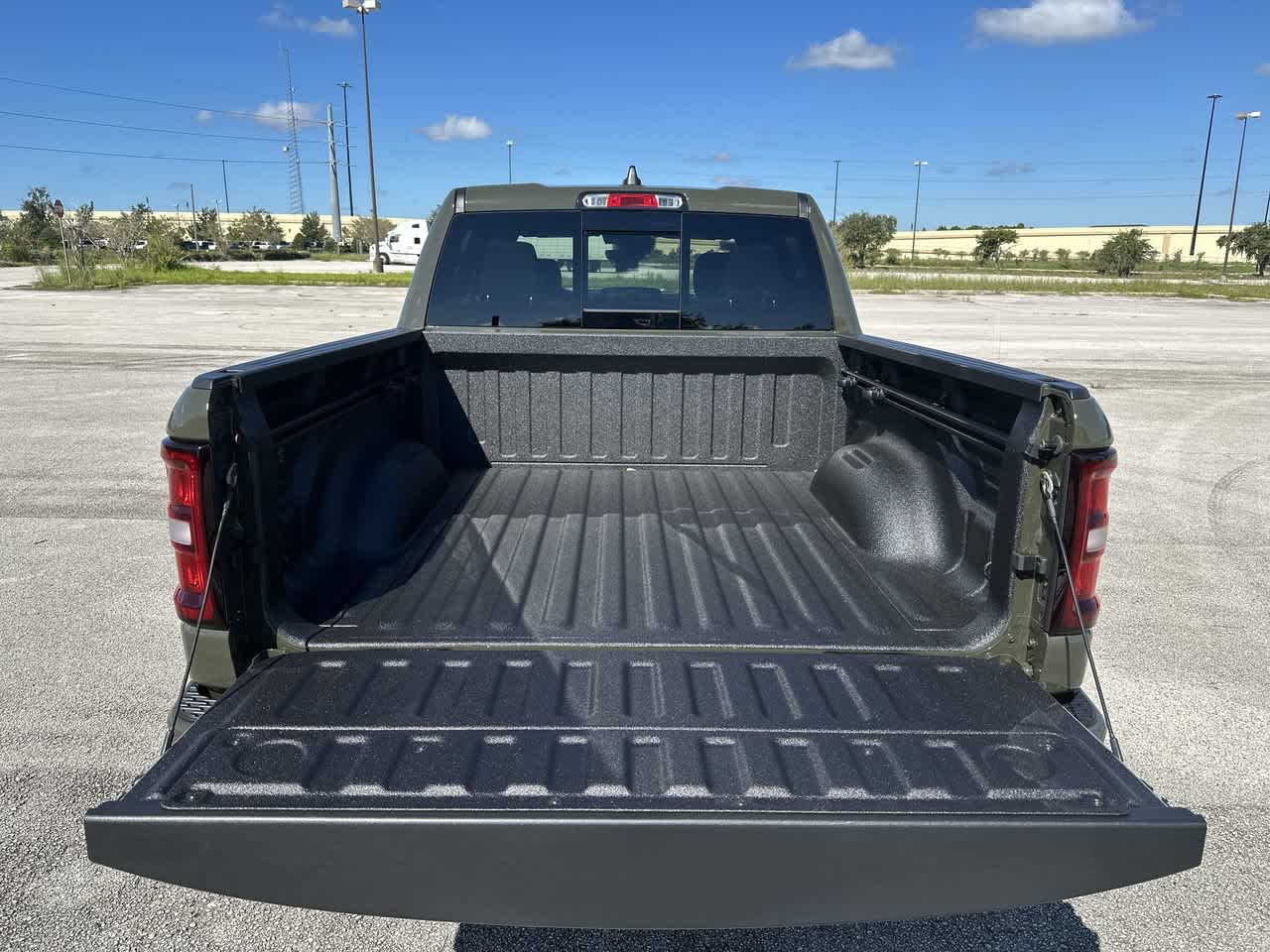 RAM 1500 de 2027, RAM 1500 LARAMIE, cabina doble, 4x4, caja de 5'7'