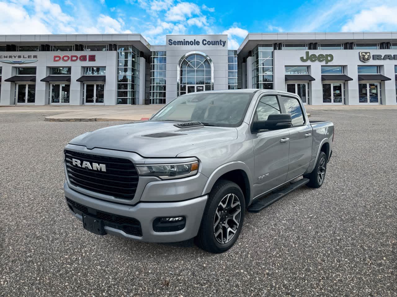 2025 RAM 1500 Laramie Cabina Doble 4x4 Caja de 5'7''