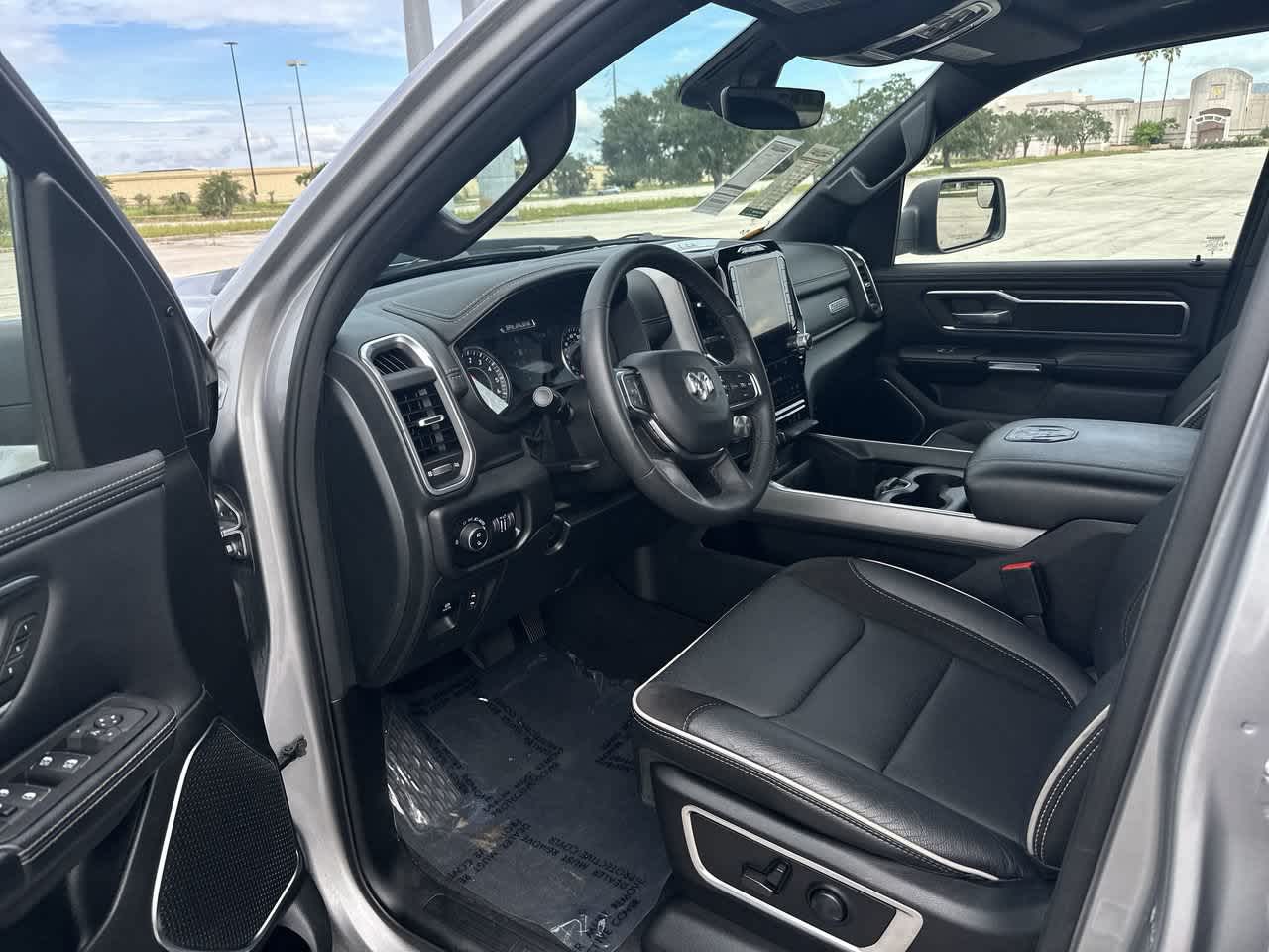 2025 RAM 1500 Laramie Cabina Doble 4x4 Caja de 5'7''