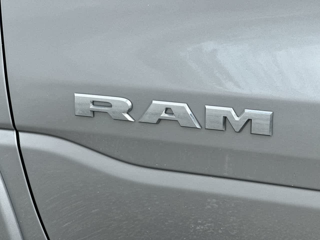 2025 RAM 1500 Laramie Cabina Doble 4x4 Caja de 5'7''