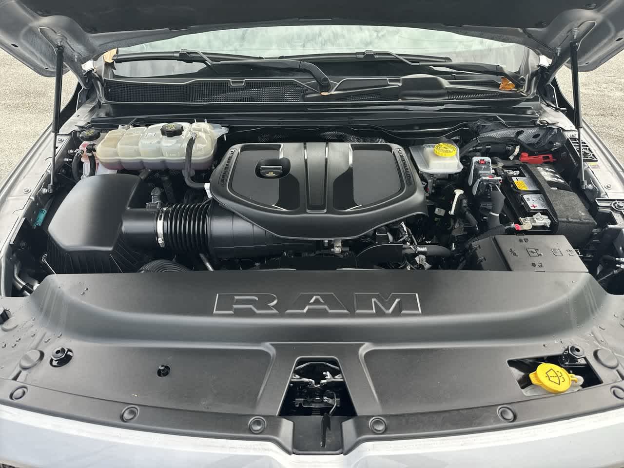 2025 RAM 1500 Laramie Cabina Doble 4x4 Caja de 5'7''