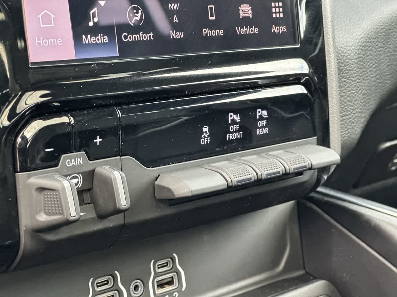 2025 RAM 1500 Laramie Cabina Doble 4x4 Caja de 5'7''