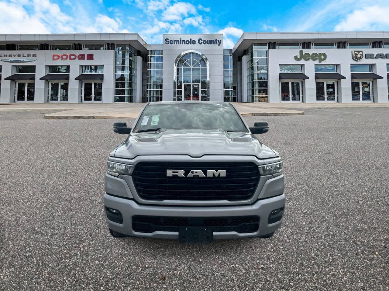2025 RAM 1500 Laramie Cabina Doble 4x4 Caja de 5'7''