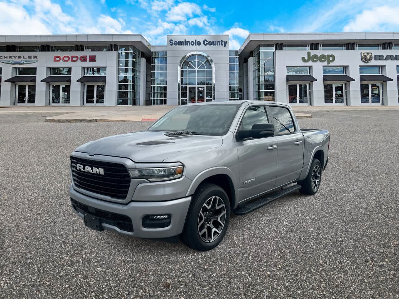2025 RAM 1500 Laramie Cabina Doble 4x4 Caja de 5'7''