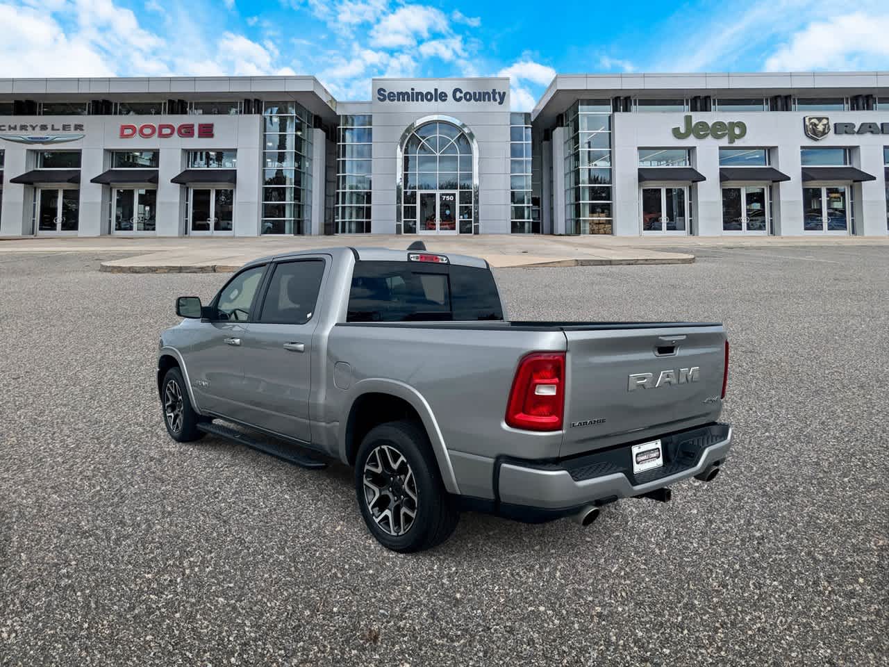 2025 RAM 1500 Laramie Cabina Doble 4x4 Caja de 5'7''