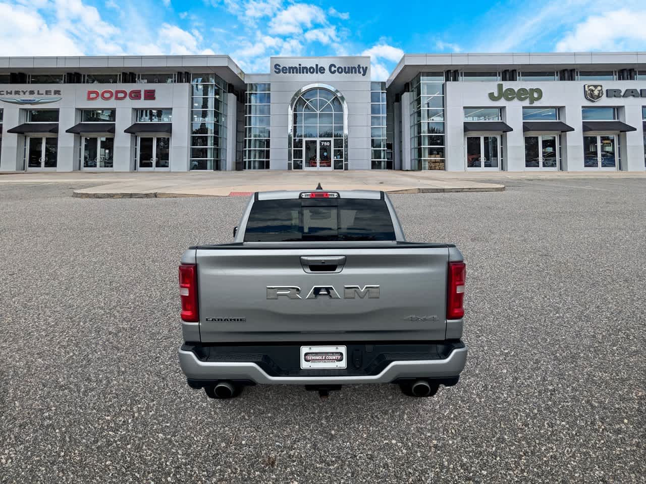 2025 RAM 1500 Laramie Cabina Doble 4x4 Caja de 5'7''