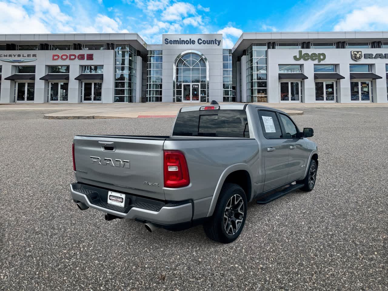 2025 RAM 1500 Laramie Cabina Doble 4x4 Caja de 5'7''