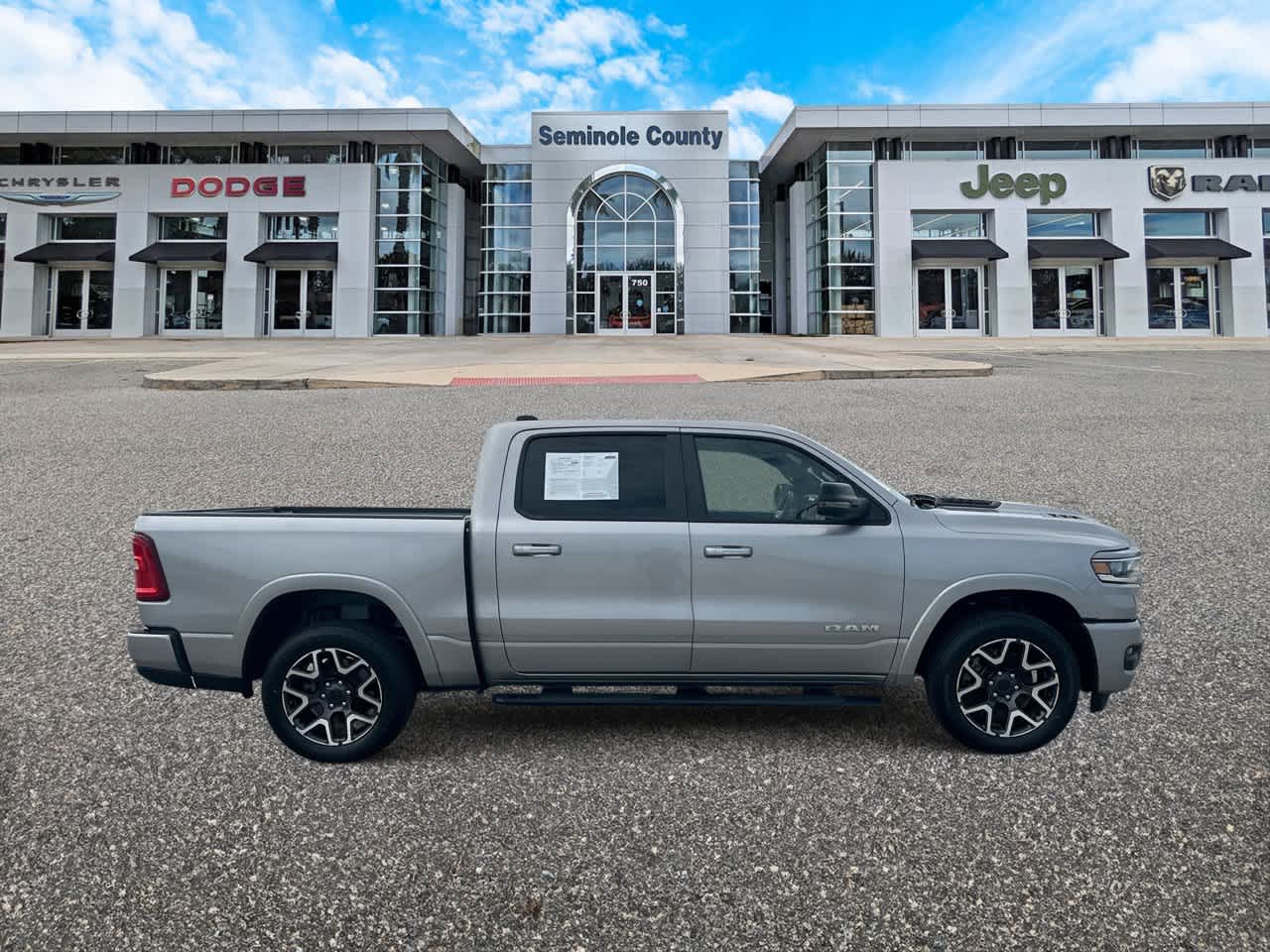 2025 RAM 1500 Laramie Cabina Doble 4x4 Caja de 5'7''