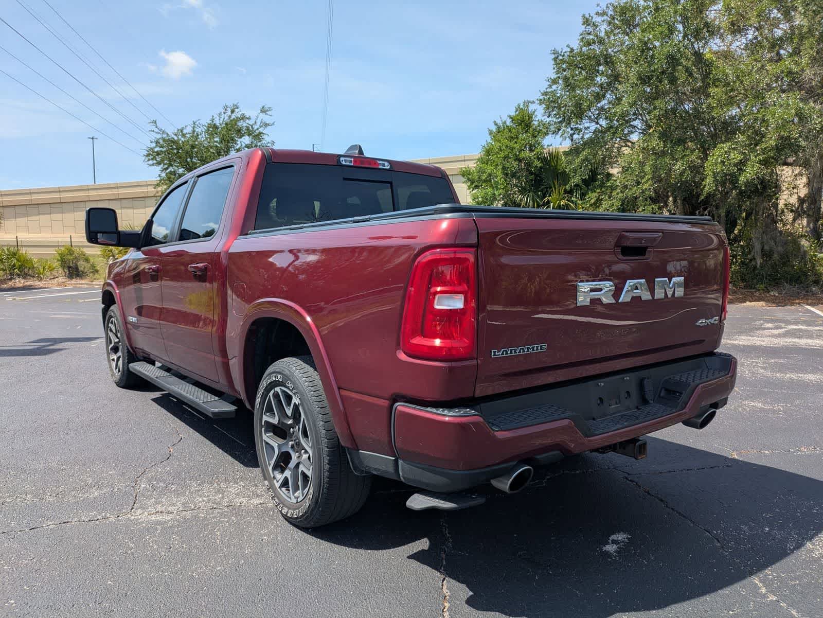 2025 RAM 1500 Laramie Cabina Doble 4x4 Caja de 5'7''