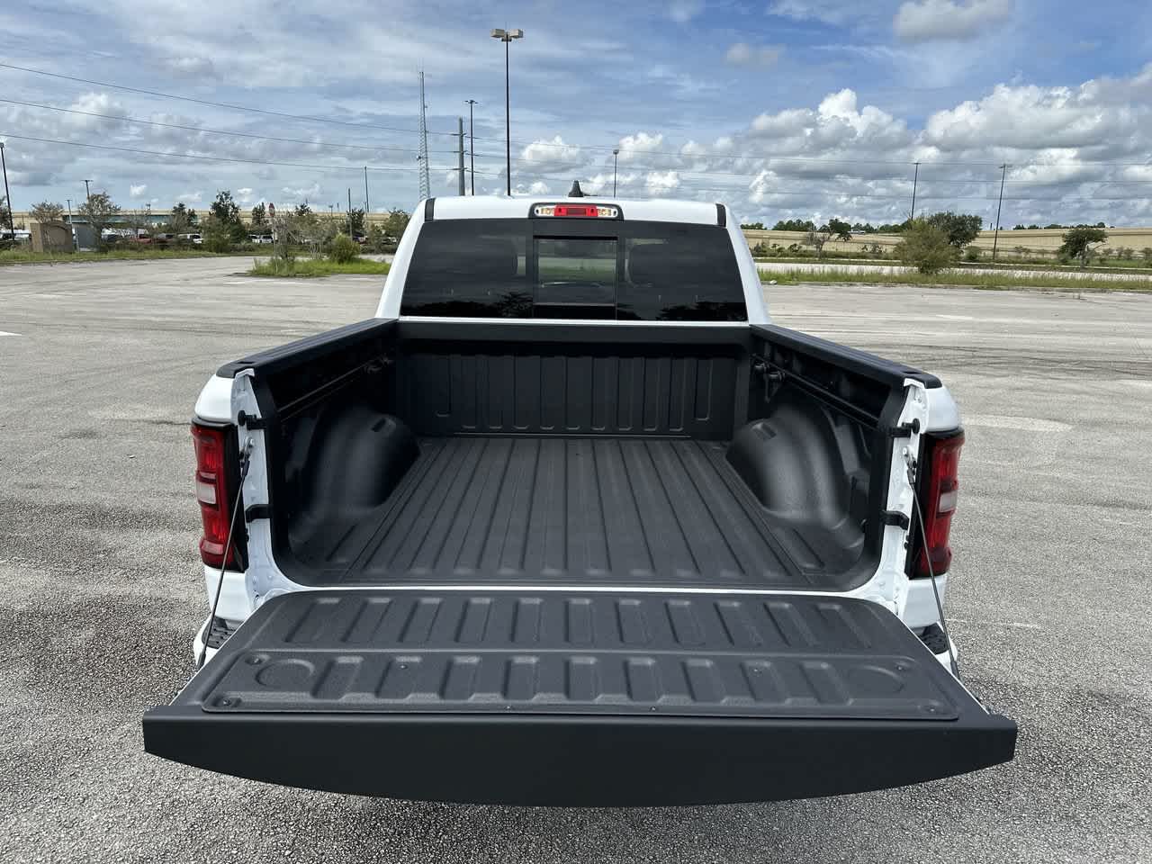 RAM 1500 de 2027, RAM 1500 LARAMIE, cabina doble, 4x4, caja de 5'7'