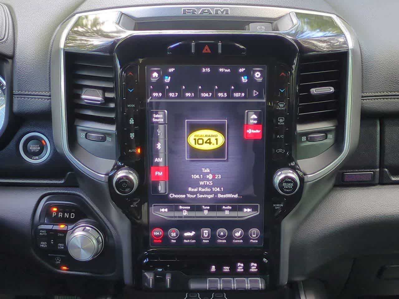 RAM 1500 Laramie Crew Cab 4x4 de 2021 con caja de 1,70 m
