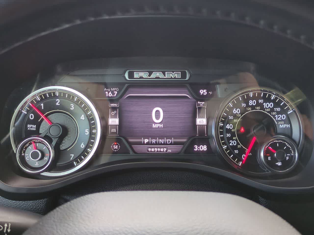 RAM 1500 Laramie Crew Cab 4x4 de 2021 con caja de 1,70 m