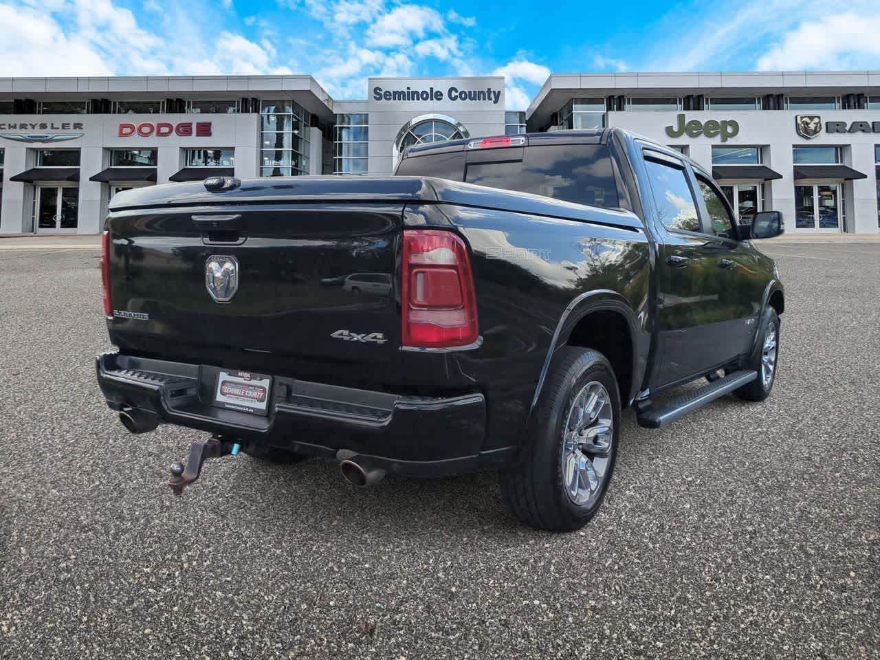 RAM 1500 Laramie Crew Cab 4x4 de 2021 con caja de 1,70 m