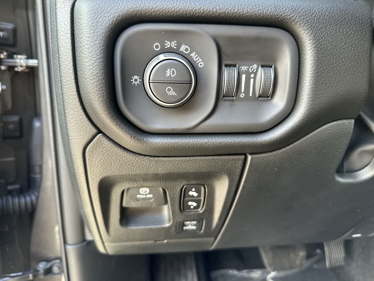 RAM 1500 de 2027, RAM 1500 LARAMIE, cabina doble, 4x4, caja de 5'7'