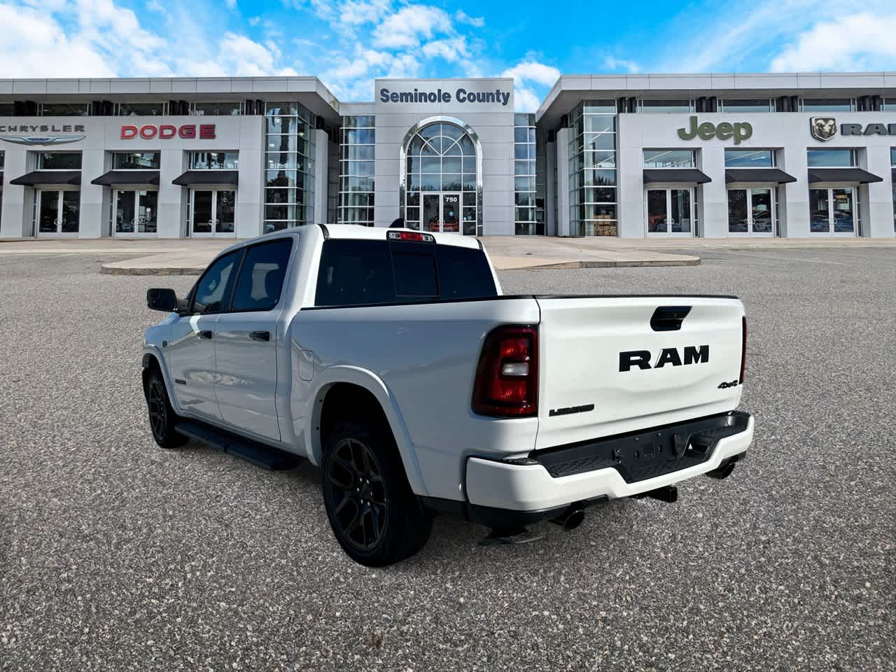 RAM 1500 de 2027, RAM 1500 LARAMIE, cabina doble, 4x4, caja de 5'7'