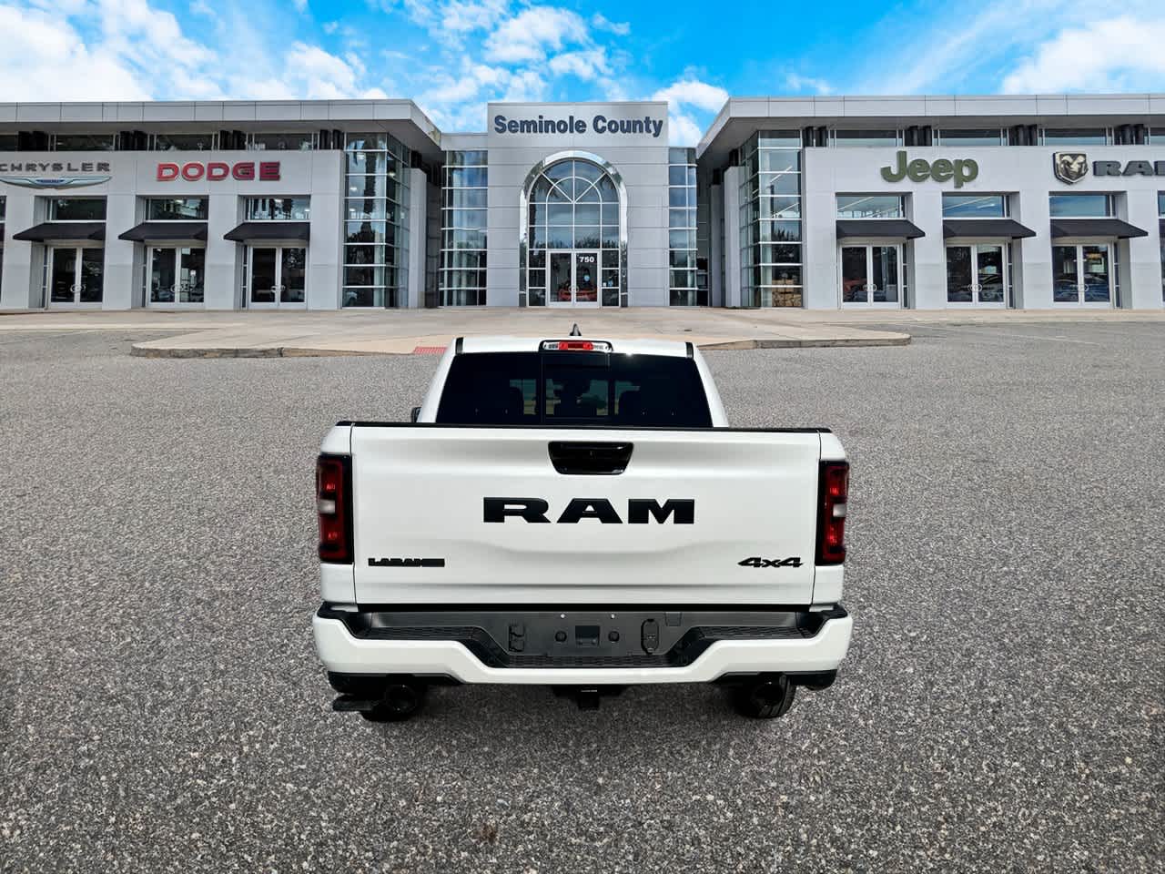 RAM 1500 de 2027, RAM 1500 LARAMIE, cabina doble, 4x4, caja de 5'7'