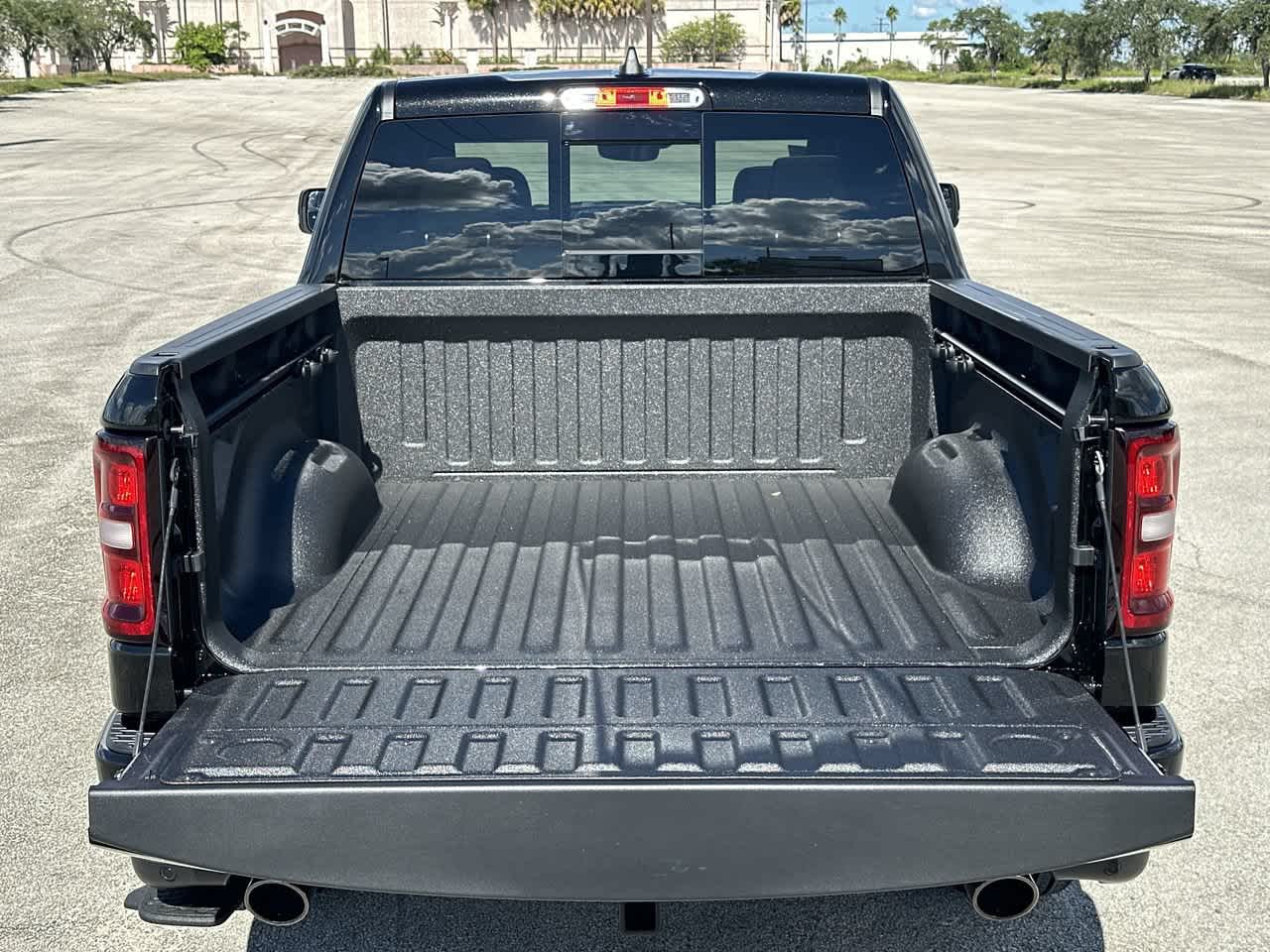 RAM 1500 de 2027, RAM 1500 LARAMIE, cabina doble, 4x4, caja de 5'7'
