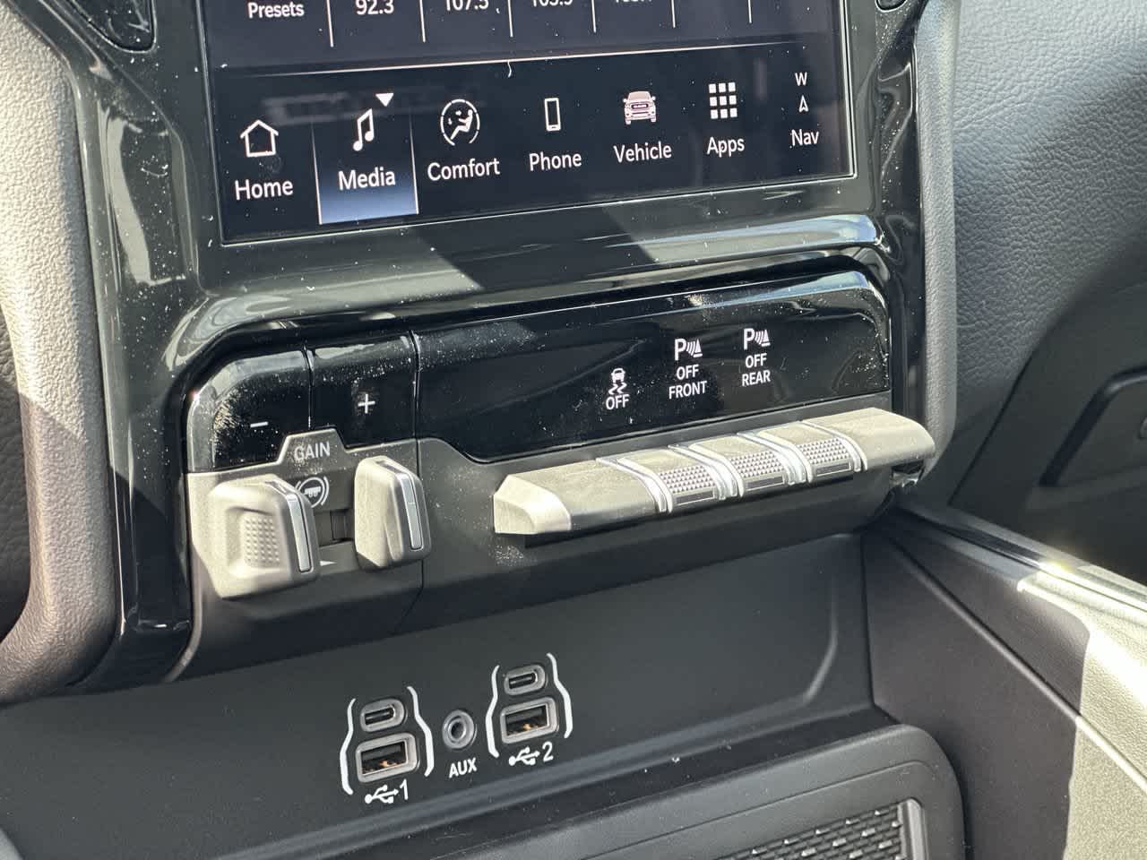 RAM 1500 de 2027, RAM 1500 LARAMIE, cabina doble, 4x4, caja de 5'7'