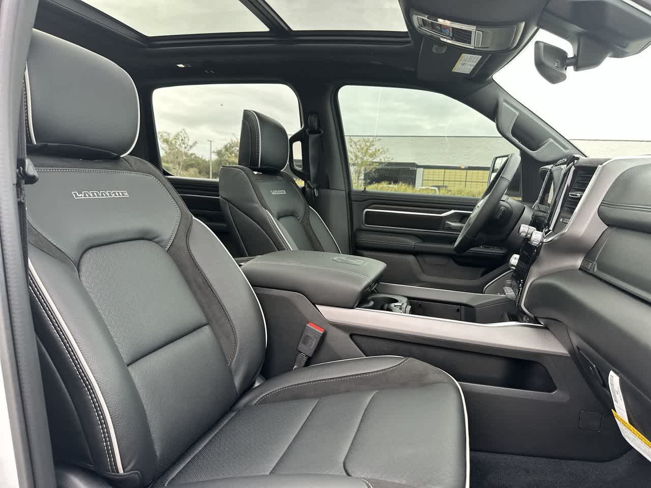 RAM 1500 de 2027, RAM 1500 LARAMIE, cabina doble, 4x4, caja de 5'7'